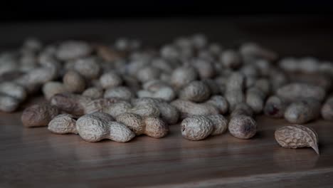 Erdnüsse-Auf-Einem-Tisch