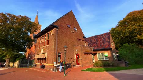 Típica-Casa-De-Piedra-De-Ladrillo-Holandés-Junto-A-La-Iglesia-Reformada-En-Den-Burg-Texel