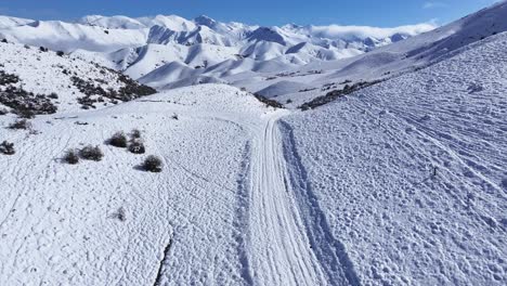 Wunderschöne-Winterlandschaft-Neuseelands,-Neuschnee,-Landschaft,-Bergkette-Am-Horizont