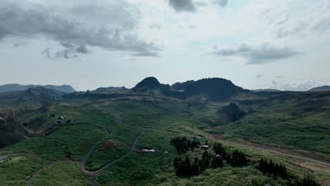 Vuela-Sobre-Valles-Verdes-Y-Exuberantes-Sobre-El-Parque-Nacional-Thingvellir,-Sur-De-Islandia