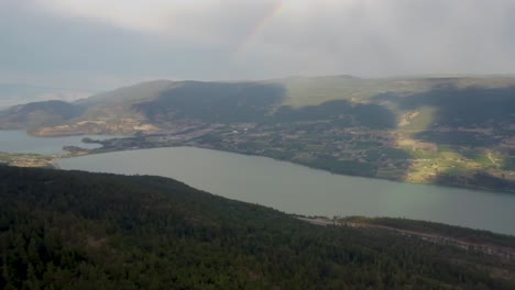 Großer-Aussichtspunkt-Mit-Panoramablick-In-Den-Kanadischen-Bergen-Mit-Blick-Auf-Den-Okanagan-See,-Den-Wald-Und-Den-Kalamalka-See-Im-Lakecountry-In-British-Columbia,-Dem-Spion-Kop-Berg