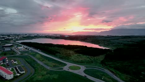 Idyllischer-Blick-Auf-Den-Sonnenuntergang-über-Den-Vororten-Von-Reykjavik-Im-Süden-Islands---Rückzug-Aus-Der-Luft