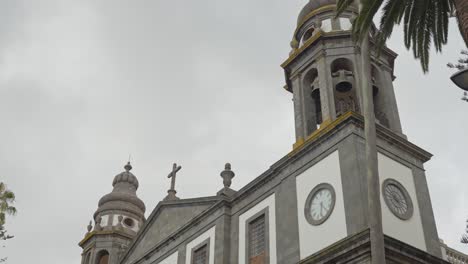 Inclinar-Hacia-Arriba,-Catedral-De-La-Laguna,-Iglesia-Católica-Romana-En-Tenerife-En-Un-Día-Nublado
