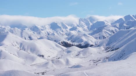Neuschnee-Auf-Der-Majestätischen-Bergkette,-Sonniger-Wintertag-In-Neuseeland