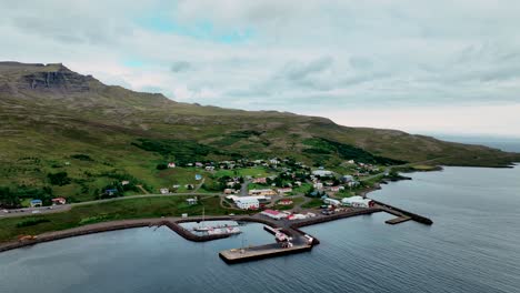 Pequeño-Puerto-Pesquero-En-La-Aldea-De-Stodvarfjordur-En-El-Este-De-Islandia