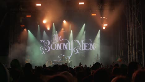 The-Bonny-Men-entertaining-the-crowd-at-St