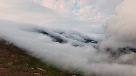 Nubes-Rodando-Sobre-Las-Colinas-Montañosas-En-El-Este-De-Islandia-Durante-La-Puesta-De-Sol