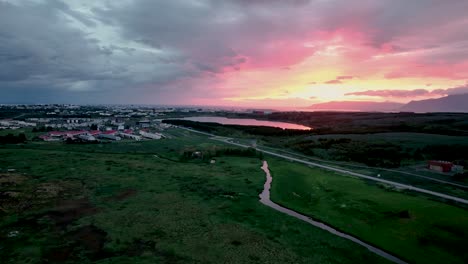 Szenischer-Sonnenuntergang-In-Reykjavik,-Island-–-Luftdrohnenaufnahme