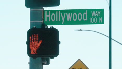 Ein-Zeitraffer-Des-Straßenschilds-„Hollywood-Way“-Mit-Verkehr