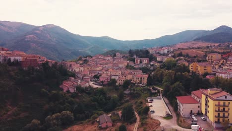 Drohnenschuss-über-Der-Kleinen-Stadt-In-Italien