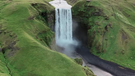 Malerische-Aussicht-Auf-Den-Berühmten-Wasserfall-Skogafoss-In-Island---Rückzug-Aus-Der-Luft