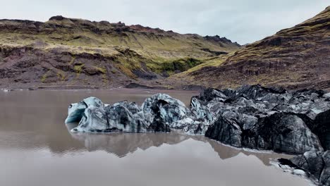 Pintoresco-Glaciar-Solheimajokull-En-Islandia---Toma-Aérea-De-Drones