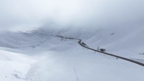 Alpine-Highway-Schneebedeckt-über-Winternacht-In-Neuseeland