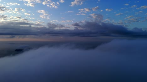 Ein-Blick-Auf-Die-Sonne-Durch-Die-Wolken-Aus-Einem-Flugzeugfenster-Bei-Sonnenuntergang-Oder-Sonnenaufgang