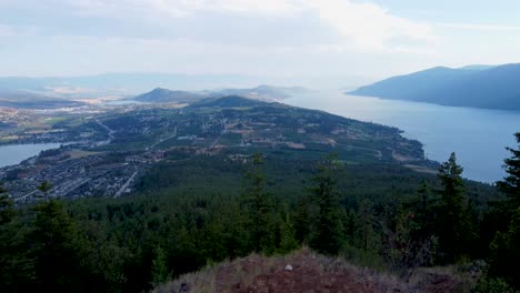 Panorama-Aussichtspunkt-In-Den-Kanadischen-Bergen-Mit-Blick-Auf-Den-Okanagan-See-Und-Den-Wood-Lake-Im-Lakecountry-In-Britisch-Kolumbien,-Den-Spion-Kop-Berg