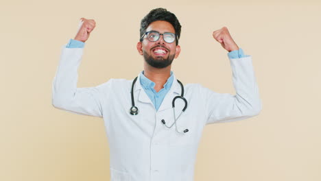 Glücklicher-Indischer-Arzt-Feiert-Erfolg,-Sieg,-Sieg,-Leistung,-Gute-Positive-Nachrichten
