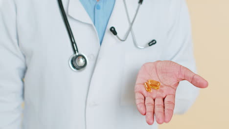 Der-Arzt-Zeigt-Omega-3-Tabletten-In-Der-Handfläche-Und-Empfiehlt-Medikamente-Zur-Vitaminimmunisierung