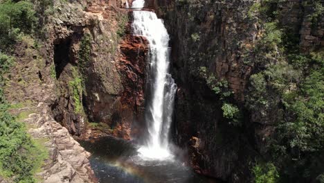 Luftaufnahme-Des-Wasserfalls-Der-Kathedrale-Und-Des-Affenflusses-Im-Komplex-Do-Monkey-In-Chapada-Dos-Veadeiros-Goiás-Brasilien-Wasserfall,-Felsen-Und-Vegetation-Cerrado