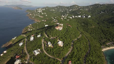 Enormes-Casas-Salpican-Las-Cimas-De-Las-Colinas-Del-Bosque-En-La-Isla-Caribeña-De-Santo-Tomás