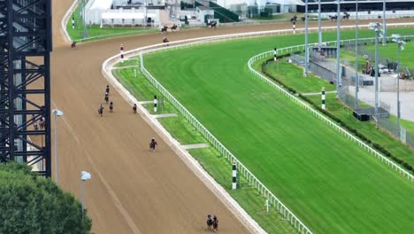 Race-horses-on-Kentucky-Derby-track-at-Churchill-Downs