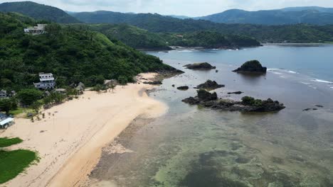 Luftaufnahme-Des-Weißen-Sandstrandes-In-Puraran,-Baras,-Catanduanes,-Philippinen---Drohnenaufnahme