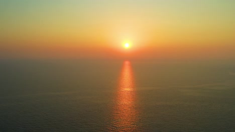 Goldener-Orangefarbener-Sonnenuntergang-über-Dem-Ionischen-Meer