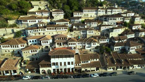 Berat-De-La-Unesco:-Explorando-El-Histórico-Barrio-De-Mangalem-Con-Casas-Blancas,-Grandes-Ventanales-Y-El-Pintoresco-Río-Osum-En-Albania
