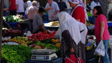 people-buys-vegetables-at-marketplace-in-Birgi