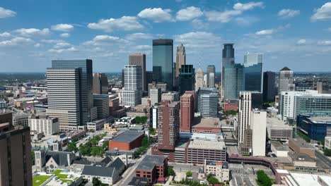 Aerial-establishing-shot-of-downtown-Minneapolis,-Minnesota-on-picturesque-summer-day