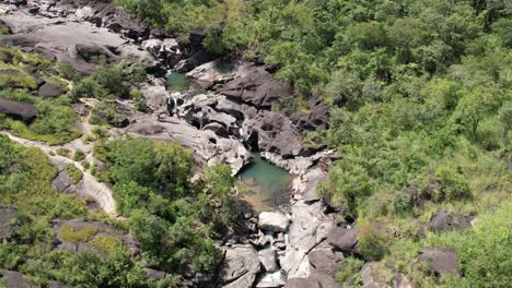 Luftaufnahme-Von-Vale-Da-Lua-Im-Nationalpark-Chapada-Dos-Veadeiros,-Goiás,-Brasilien,-Sonniger-Tag,-Wasserfall,-Felsen-Und-Cerrado-Vegetation