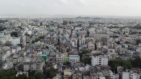 Luftaufnahmen-In-4K-Auflösung-Mit-60-Bildern-Einer-Indischen-Stadt-Am-Morgen-über-Einem-Viertel