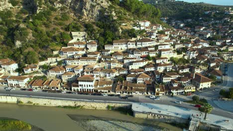 Casas-Blancas-De-Berat-En-El-Barrio-De-Mangalem-Con-Amplias-Ventanas,-Perfectas-Para-Turismo,-Hoteles-Y-Paseo-Panorámico-Por-El-Río-Osum.