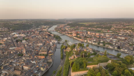 Hyperlapse-Der-Stadt-Namur-In-Belgien-Während-Des-Sonnenuntergangs