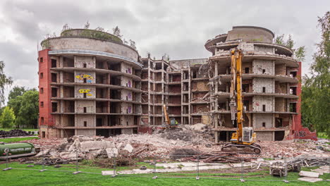 Demolición-De-Un-Edificio-En-Timelapse-En-Movimiento