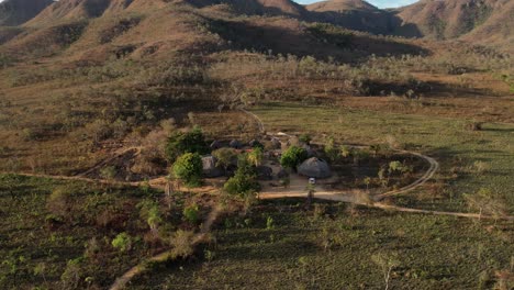 Luftaufnahme,-Ein-Schönheitsdorf-In-Chapada-Dos-Veadeiros,-„Aldeia-Affe“,-Hohle-Biokonstruktionshäuser,-Cerrado-Landschaft,-Goiás,-Brasilien