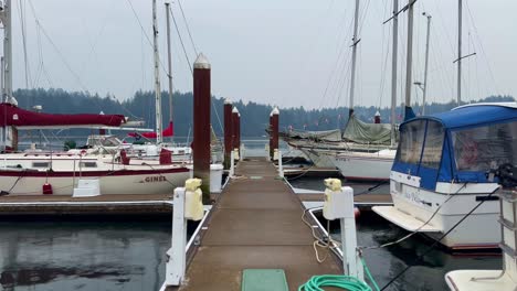 Steg-Mit-Verankerten-Booten-Am-Hafen-In-Der-Nähe-Der-Küstenstadt-Florenz,-Oregon,-USA