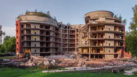 Timelapse-De-Demolición-De-Un-Edificio-Que-Está-Siendo-Derribado-Con-Excavadoras-Hidráulicas