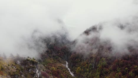Epische-Filmische-Luftaufnahme-Eines-Steilen-Berghügels-Im-Herbst