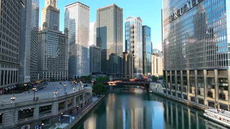 Trump-Tower-and-inner-city-skyscrapers-along-Chicago-River-in-Chicago-loop