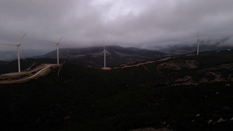 Parque-De-Turbinas-Eólicas-En-Las-Montañas-Durante-El-Mal-Tiempo,-Vista-Aérea
