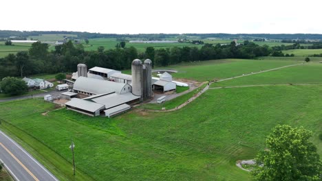American-farm-with-barns-and-silos