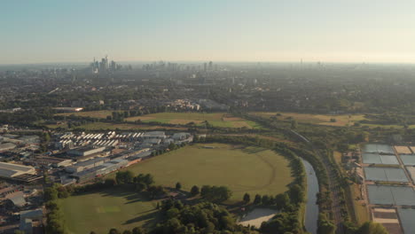 Kreisende-Luftaufnahme-Der-Skyline-Von-London-Aus-Walhamstow