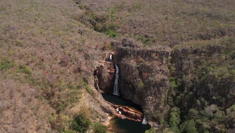 aerial-view-of-the-Catedral-waterfall-and-Macaco-river-in-Complexo-do-Macaco-in-Chapada-dos-Veadeiros-Goiás-Brazil-sunny-day,-waterfall,-rocks