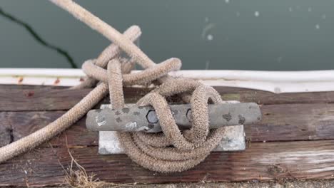Detail-Eines-Seils,-Das-An-Einem-über-Einem-Holzsteg-Montierten-Bitt-Gefesselt-Ist