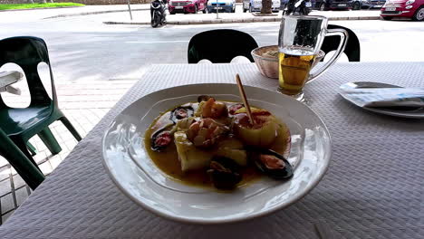 Mittagessen-Für-Zwei-Personen-Im-Spanischen-Restaurant,-Im-Freien,-Vergrößerte-Ansicht