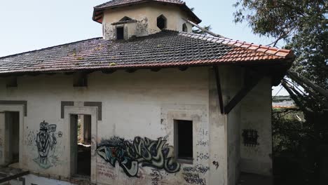 Abandoned-house-La-casa-Lila,-Barcelona,-Spain