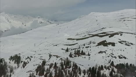 Drohnenperspektive:-Verschneite-Berge-Und-Skipisten
