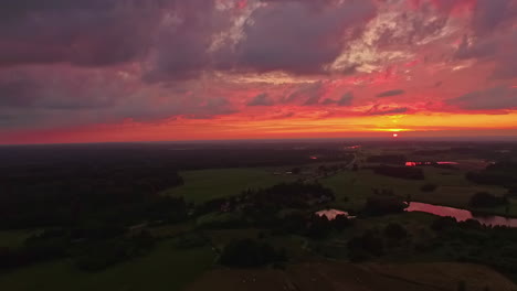 Goldene-Stunde-Sonnenuntergang-Drohnenansicht-Des-Farbenfrohen-Bewölkten-Himmels