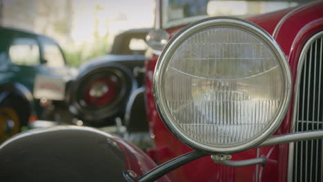 Klassisches-20er-Jahre-Auto-Mit-Wunderschönem-Scheinwerfer-Frontdetail