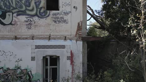 Ein-Unheimliches,-Verlassenes-Haus-Auf-Dem-Land,-Das-Durch-Graffiti-Verunstaltet-Wurde